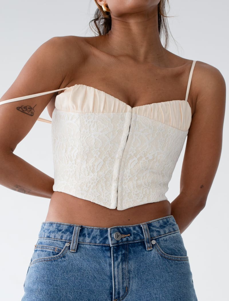 versailles-corset-white-lace-ivory-apr24-new-new-arrival-bustiers-and-corsets-rumored-421_900x_8c812ec7-3816-486c-be94-d3ca2c045877.jpg